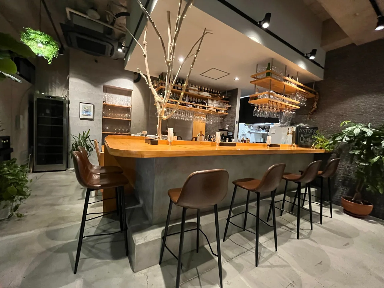 木のカウンターと緑が広がるASTOREの店内
